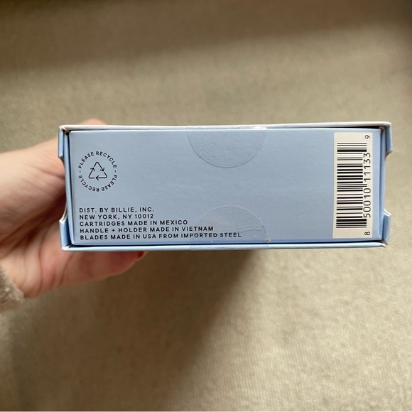 Billie Razor Kit - 1 Handle + 2 Blade Refills + Magnetic Holder - Cool Blue - Picture 10 of 11